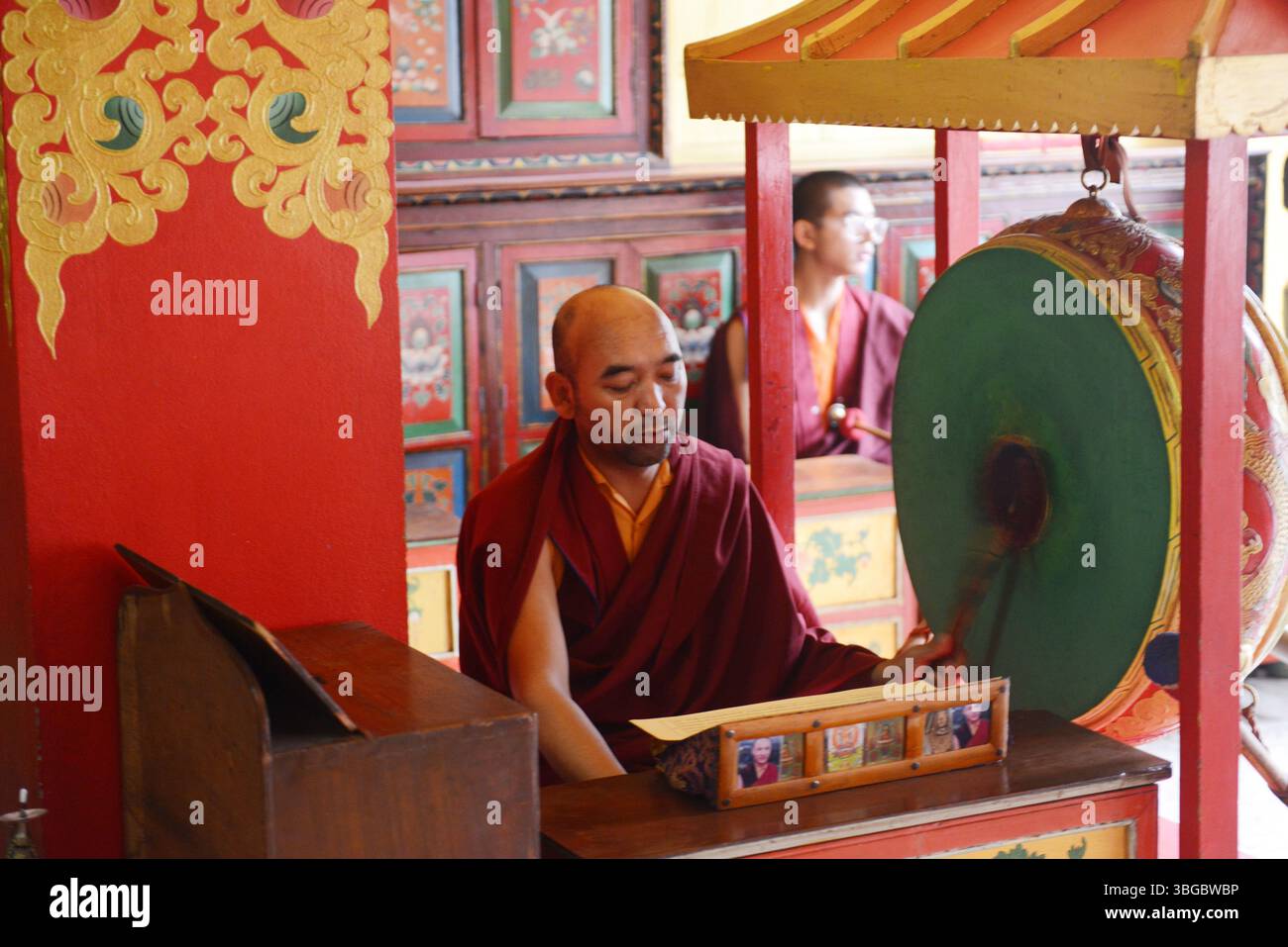 Des moines tibétains sonnent leurs cornes traditionnelles lors d'une cérémonie religieuse dans un petit monastère de la région de Boudhanath à Katmandou, au Népal. Banque D'Images