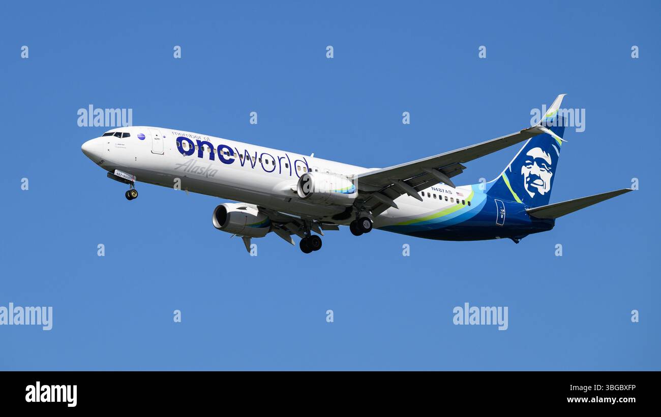 SeaTac, WA, États-Unis - 18 mai 2025 ; Alaska Airlines avec la marque One World isolée sur l'immatriculation Blue Sky N487AS Banque D'Images