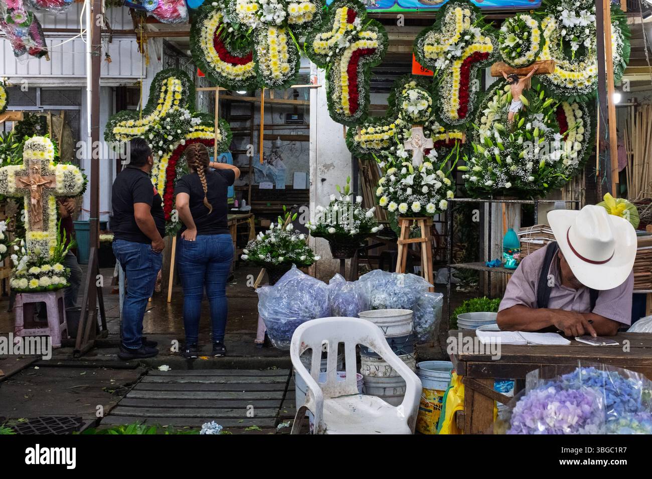 Arrangements de fleurs religieuses, Mercado Jamaica, l'un des marchés publics traditionnels de Mexico. CDMX, Mexique Banque D'Images