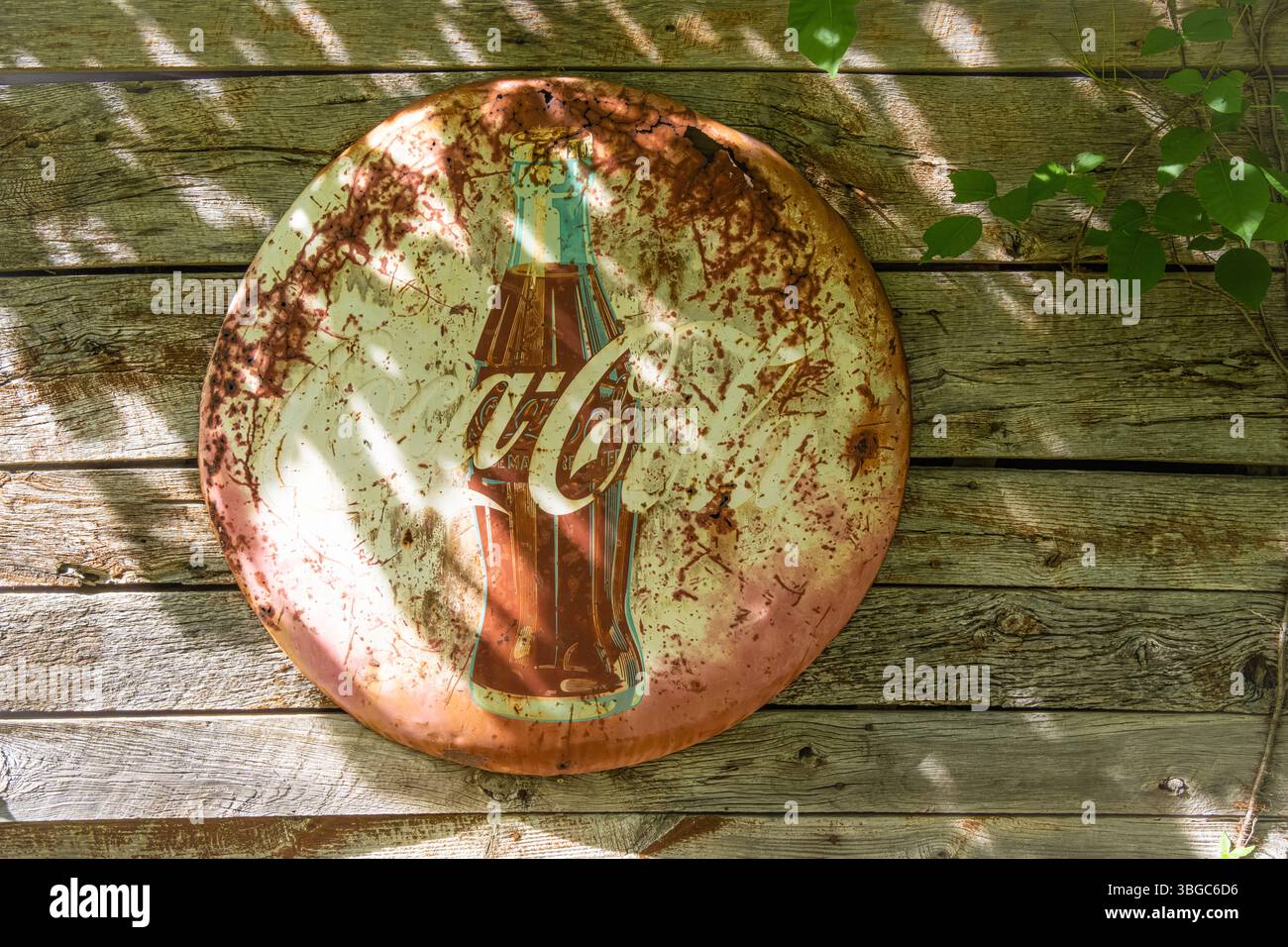 Vintage Coca-Cola panneau d'étain sur le côté de l'ancien bâtiment à Sharptop Cove à Jasper, Géorgie. (ÉTATS-UNIS) Banque D'Images