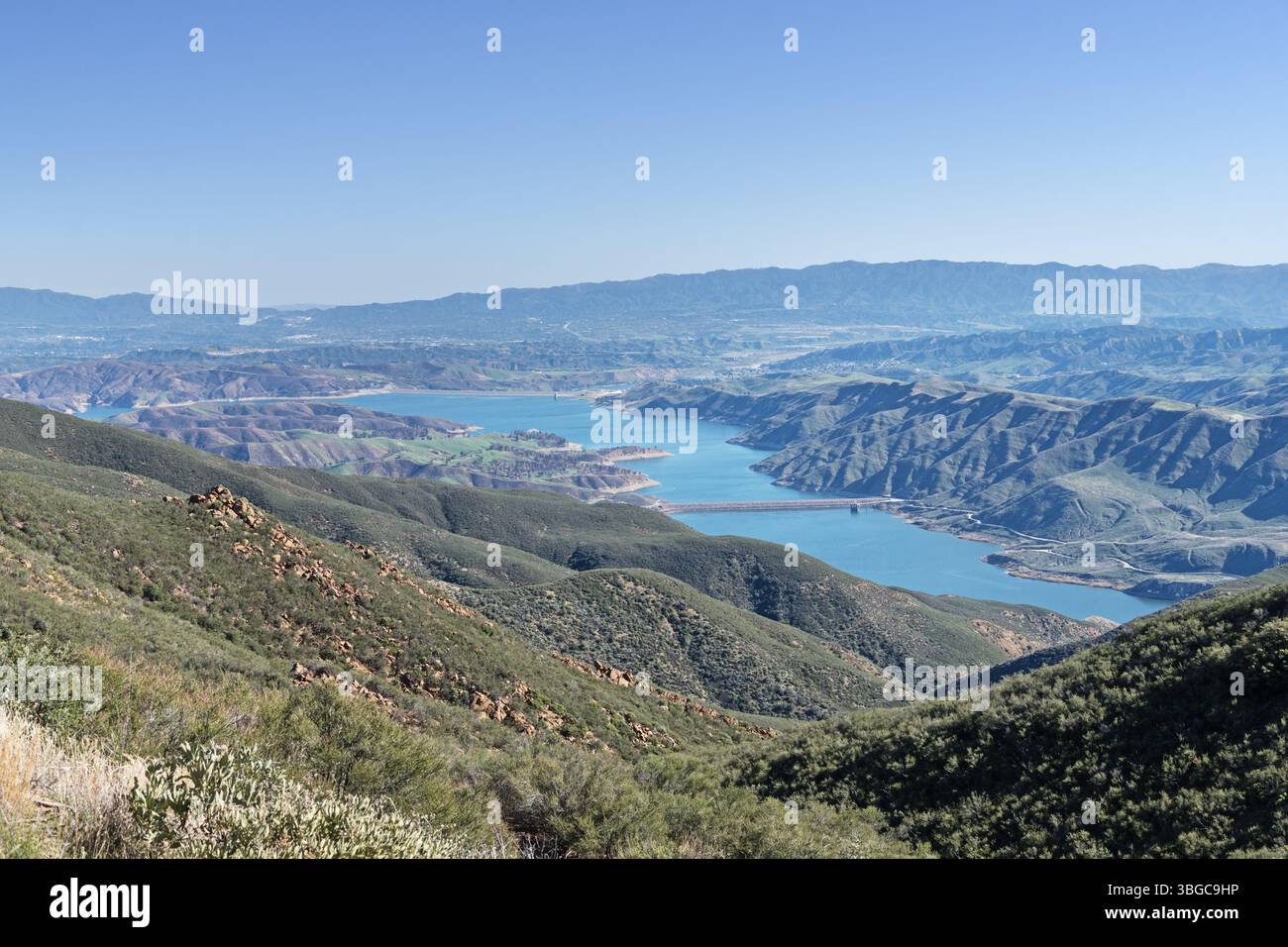 Lac Castaic vu du nord, y compris le barrage Elderberry Forebay séparant le Elderberry Forebay Banque D'Images