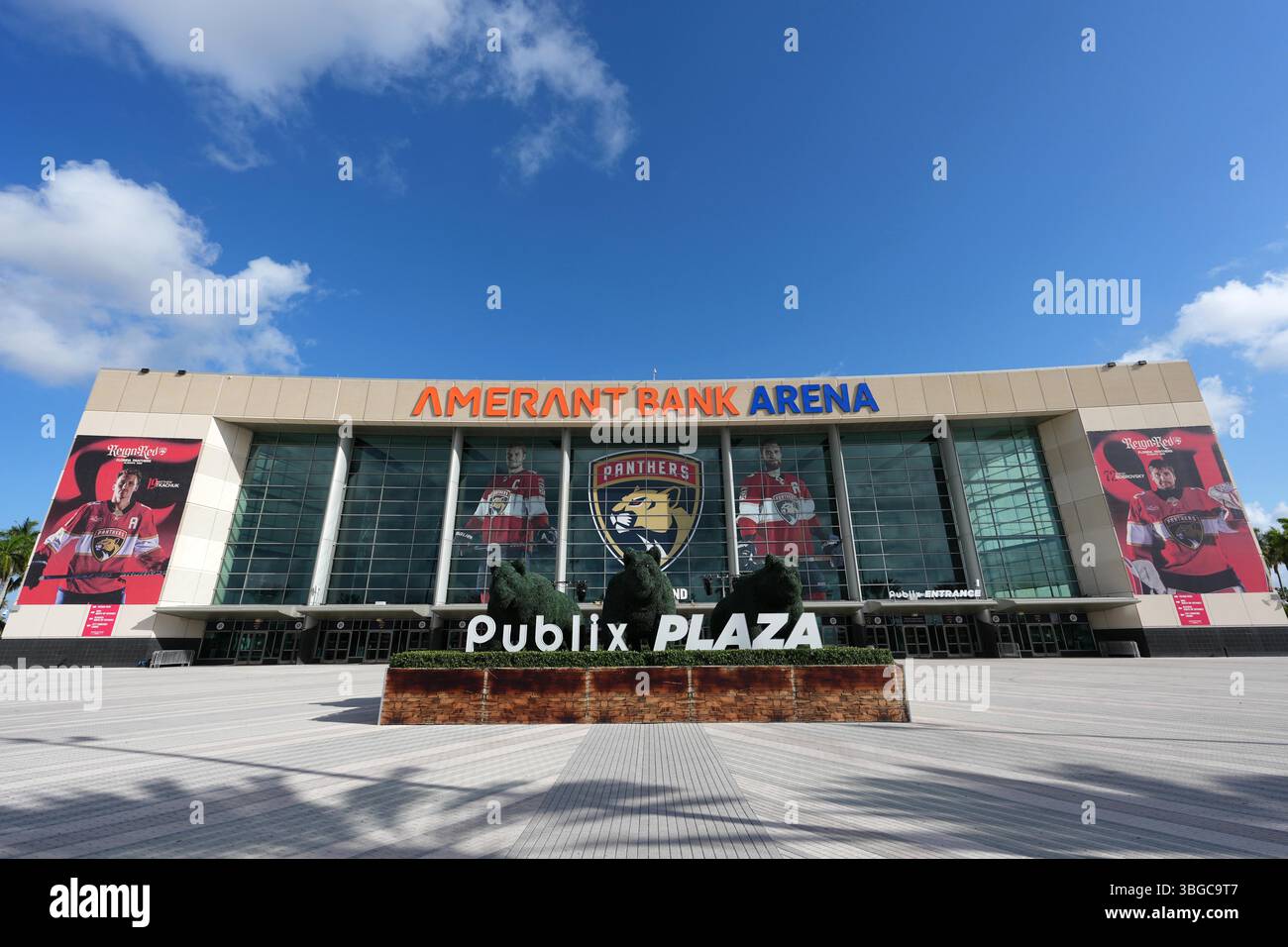 Une vue d'ensemble du logo Florida Panthers sur la façade de l'Amerant Bank Arena, samedi 3 mai 2025, à Sunrise, Fla. Banque D'Images