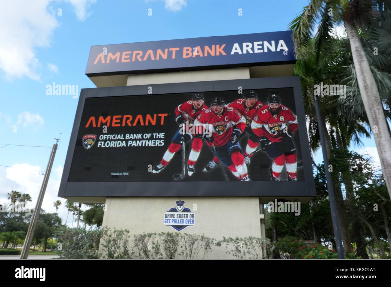 Une publicité des Florida Panthers sur l'enseigne Amerant Bank Arena, le samedi 3 mai 2025, à Sunrise, Fla. Banque D'Images