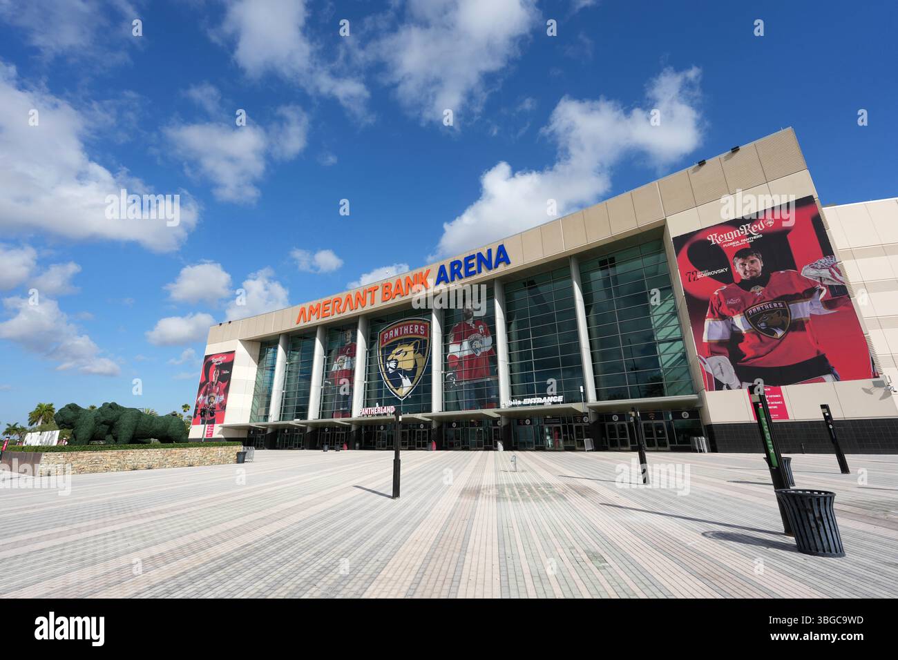 Une vue d'ensemble du logo Florida Panthers sur la façade de l'Amerant Bank Arena, samedi 3 mai 2025, à Sunrise, Fla. Banque D'Images