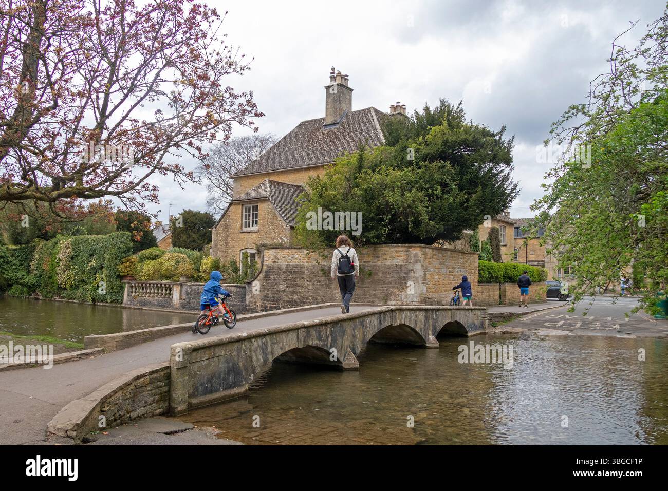 Pont, gens, maison, River Windrush, Bourton-on-the-Water, Cotswolds, Gloucestershire, Angleterre, Grande-Bretagne Banque D'Images