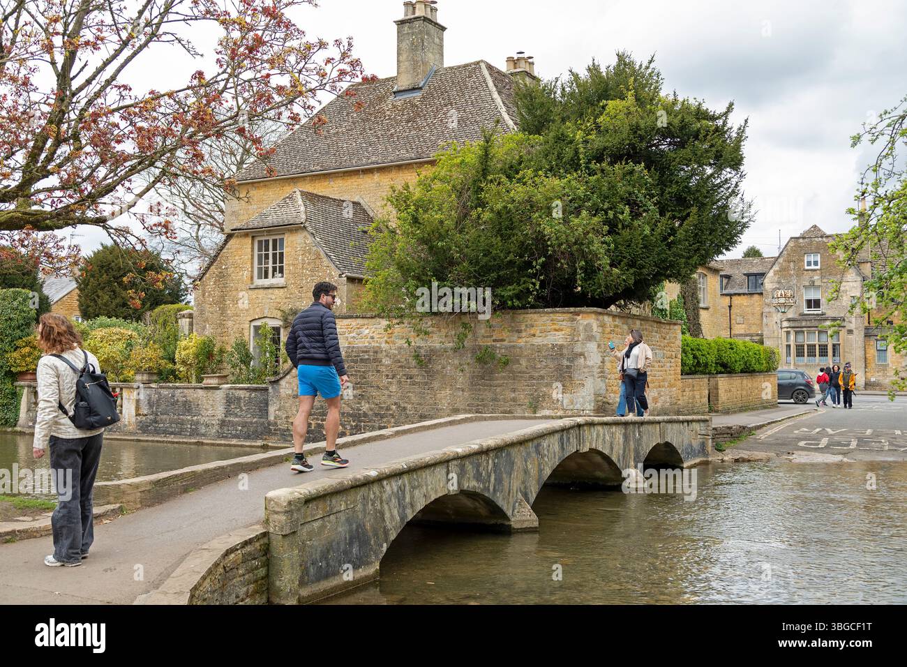 Pont, gens, maison, River Windrush, Bourton-on-the-Water, Cotswolds, Gloucestershire, Angleterre, Grande-Bretagne Banque D'Images