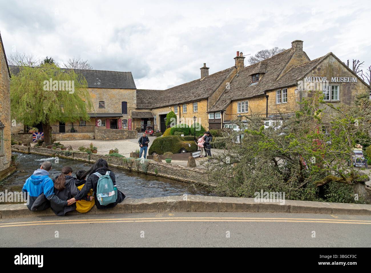 River Windrush, Motor Museum, Bourton-on-the-Water, Cotswolds, Gloucestershire, Angleterre, Grande-Bretagne Banque D'Images