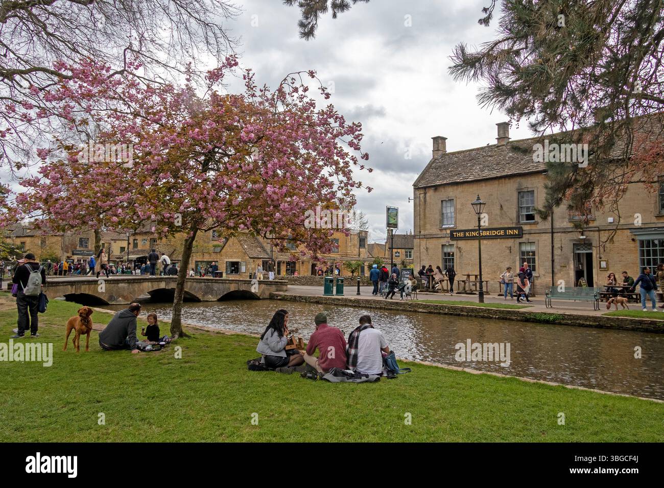 Bridge, River Windrush, Kingsbridge Inn, Bourton-on-the-Water, les Cotswolds, Gloucestershire, Angleterre, Grande-Bretagne Banque D'Images