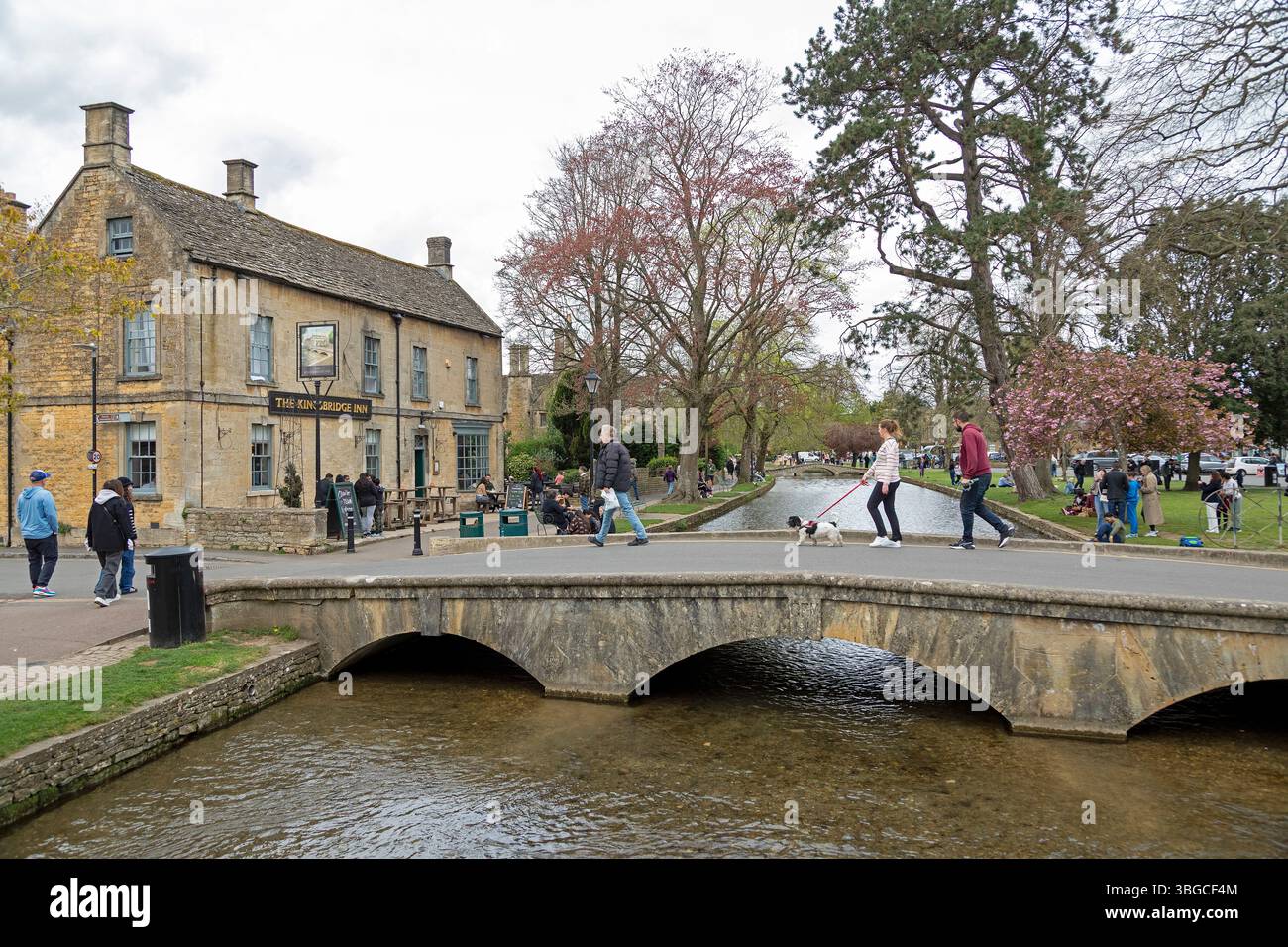 Bridge, River Windrush, Kingsbridge Inn, Bourton-on-the-Water, les Cotswolds, Gloucestershire, Angleterre, Grande-Bretagne Banque D'Images