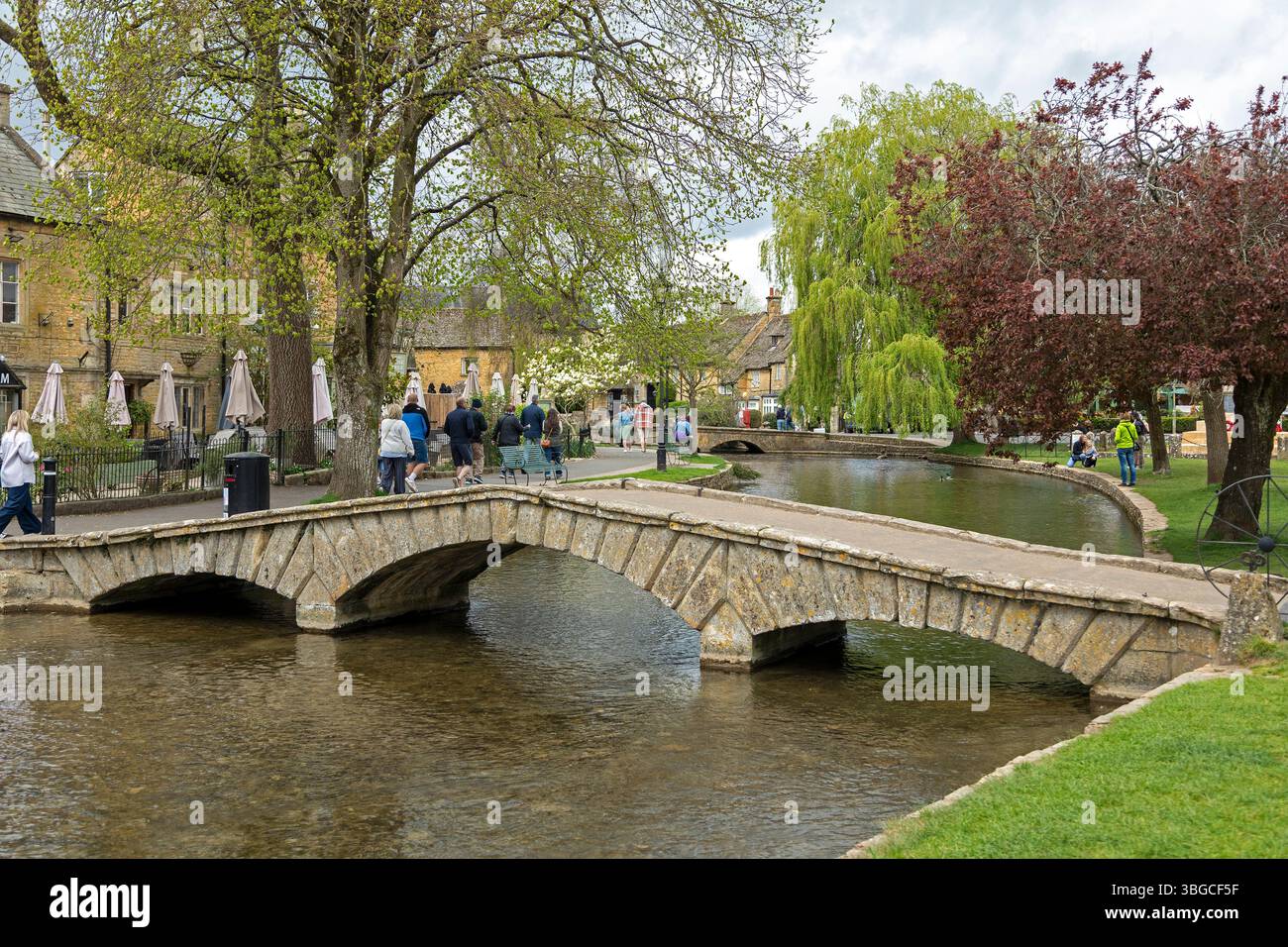 Pont, rivière Windrush, gens, maisons, arbres, Bourton-on-the-Water, Cotswolds, Gloucestershire, Angleterre, Grande-Bretagne Banque D'Images