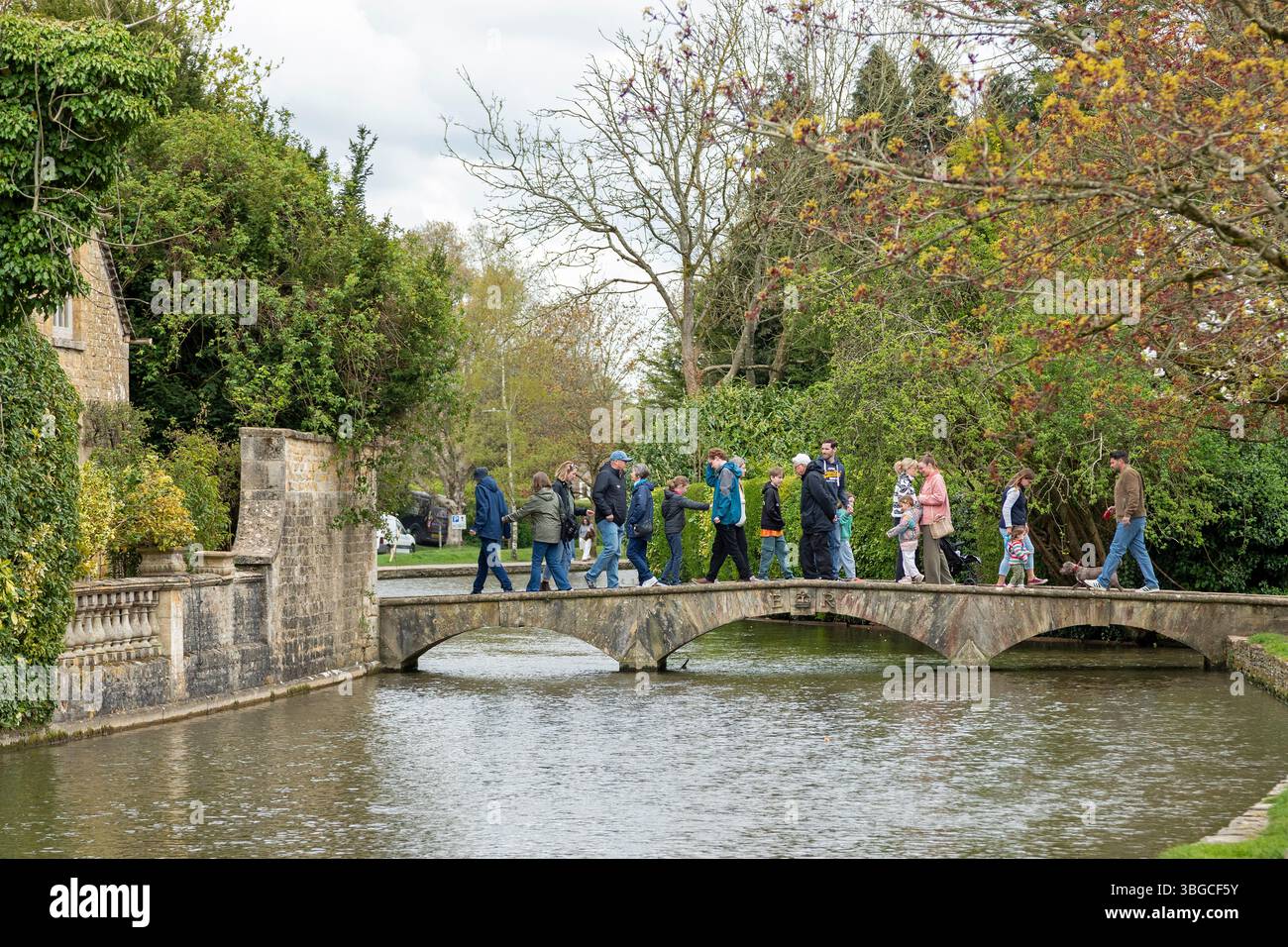 Pont, rivière Windrush, gens, Bourton-on-the-Water, les Cotswolds, Gloucestershire, Angleterre, Grande-Bretagne Banque D'Images
