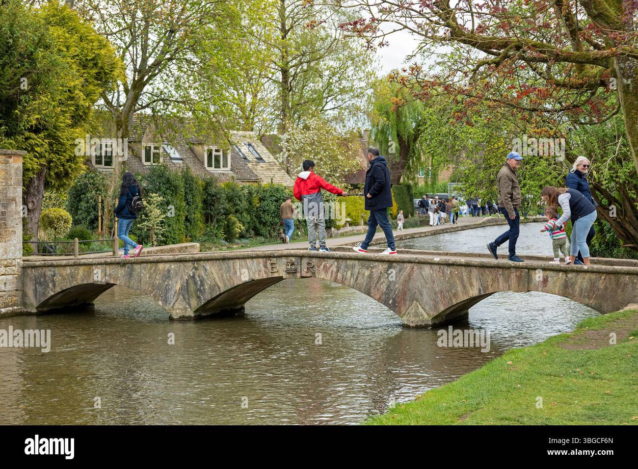 Pont, rivière Windrush, gens, Bourton-on-the-Water, les Cotswolds, Gloucestershire, Angleterre, Grande-Bretagne Banque D'Images