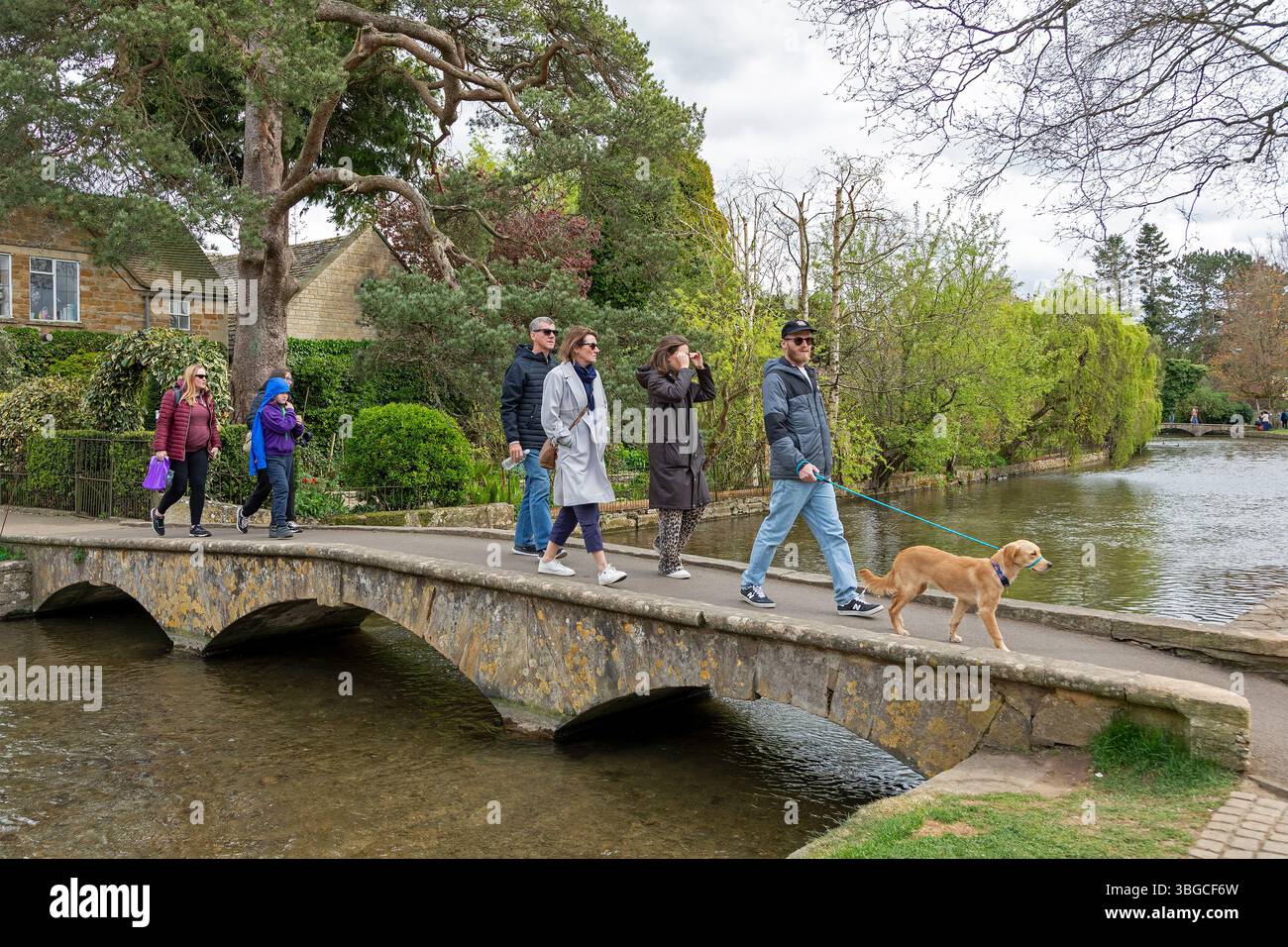 Pont, rivière Windrush, gens, Bourton-on-the-Water, les Cotswolds, Gloucestershire, Angleterre, Grande-Bretagne Banque D'Images