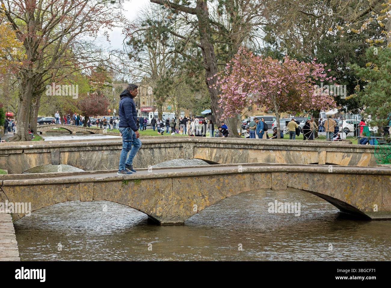 Ponts, River Windrush, gens, Bourton-on-the-Water, les Cotswolds, Gloucestershire, Angleterre, Grande-Bretagne Banque D'Images