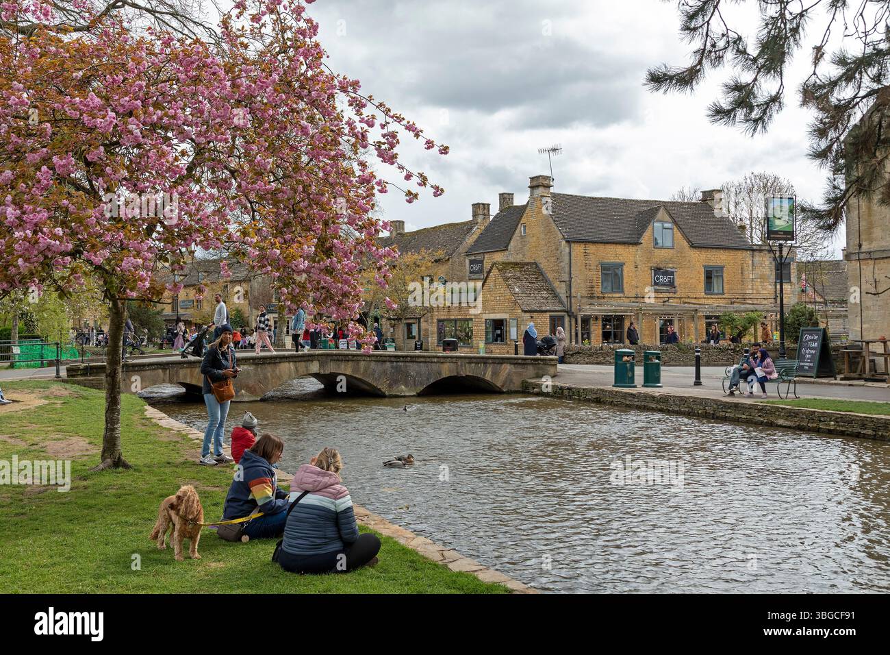 Pont, maison, Ristorante Venezia, personnes, rivière Windrush, Bourton-on-the-Water, Cotswolds, Gloucestershire, Angleterre, Grande-Bretagne Banque D'Images