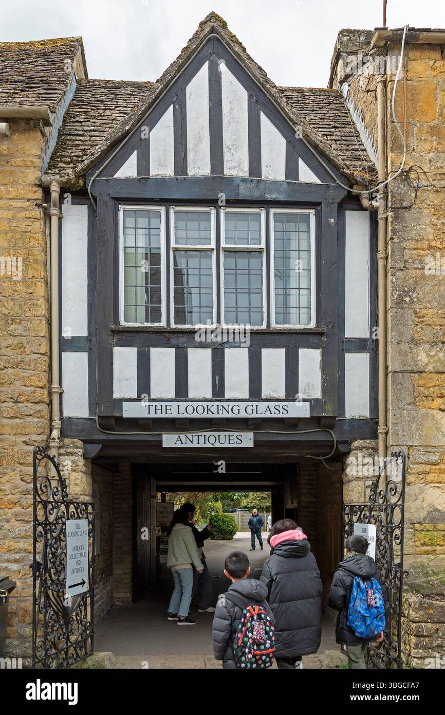 Maison à ossature, passage, The Looking Glass, People, Bourton-on-the-Water, Cotswolds, Gloucestershire, Angleterre, Grande-Bretagne Banque D'Images