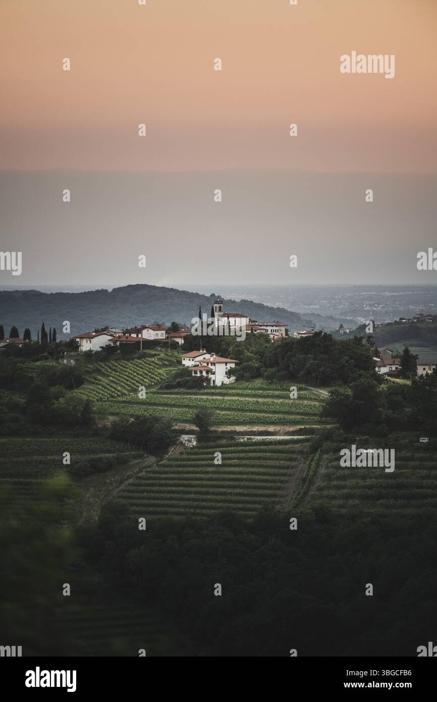 Die fruchtbaren Hügeln, Obstgärten und Weinbergen der Landschaft der Brda und des Vipava-Tals neben Nova Gorica und Gorizia, der grenzenlosen Kulturhauptstadt Europas 2025. 30.05.2025. // les collines fertiles, les vergers et les vignobles des paysages de la vallée de Brda et de Vipava, aux côtés de Nova Gorica et Gorizia, capitale européenne sans frontière de la culture 2025. 30.05.2025. - 20250530 PD20856 crédit : APA-PictureDesk/Alamy Live News Banque D'Images