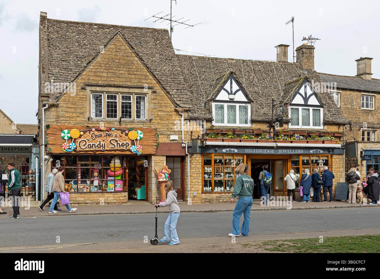 Commerces, gens, centre-ville, Bourton-sur-l'-eau, les Cotswolds, Gloucestershire, Angleterre, Grande-Bretagne Banque D'Images