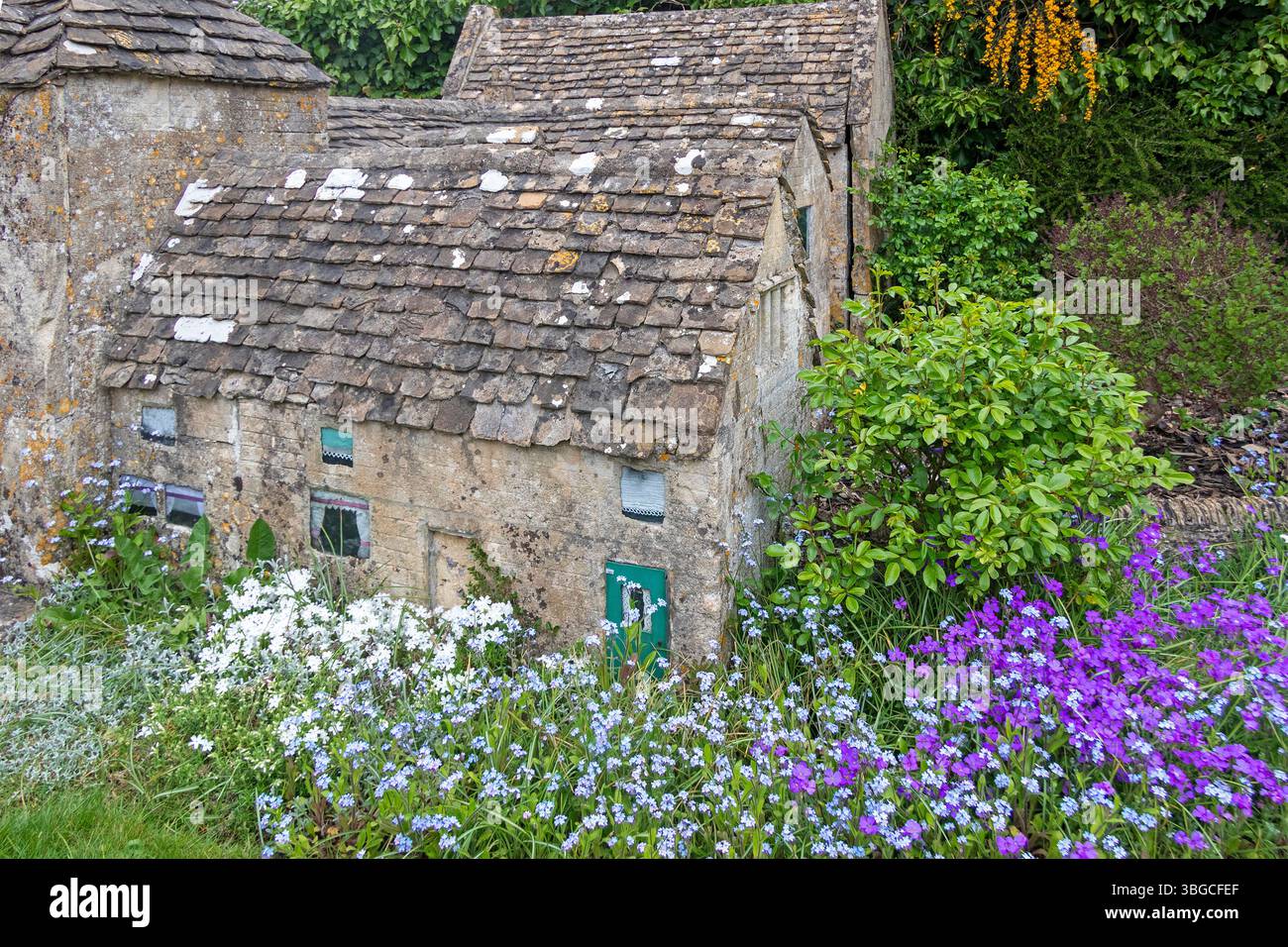 Bâtiments, fleurs, village modèle, Bourton-sur-l'-eau, les Cotswolds, Gloucestershire, Angleterre, Grande-Bretagne Banque D'Images