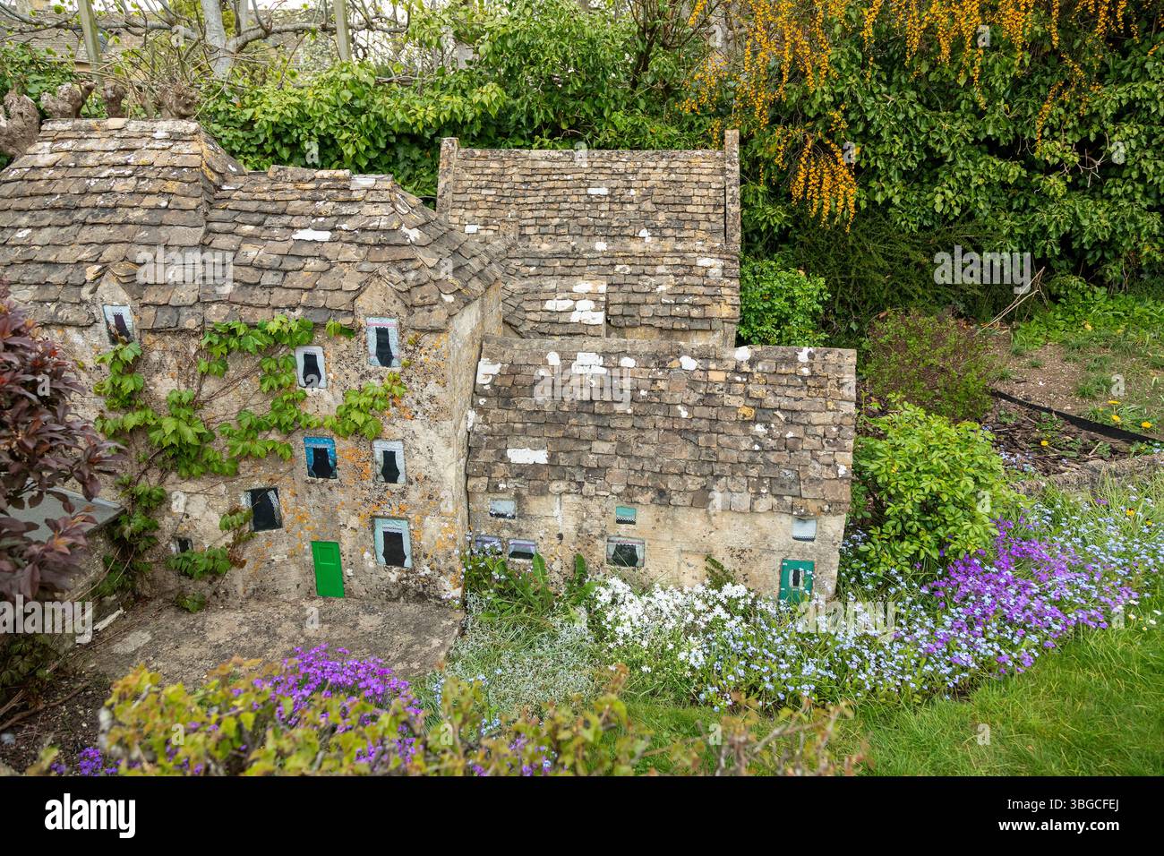 Bâtiments, fleurs, village modèle, Bourton-sur-l'-eau, les Cotswolds, Gloucestershire, Angleterre, Grande-Bretagne Banque D'Images