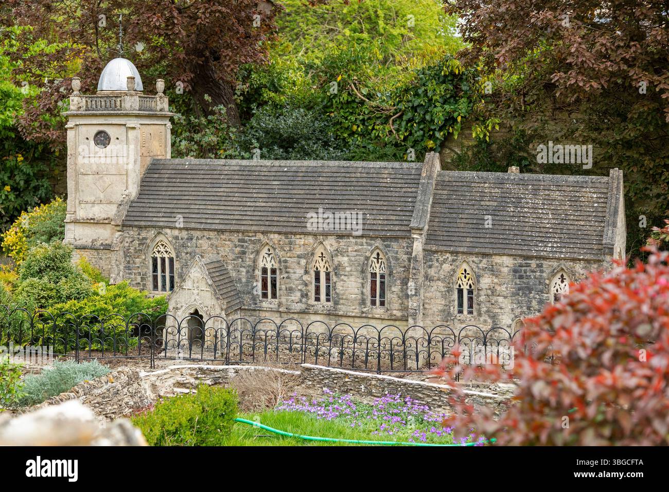 Bâtiment, église, village modèle, Bourton-on-the-Water, les Cotswolds, Gloucestershire, Angleterre, Grande-Bretagne Banque D'Images