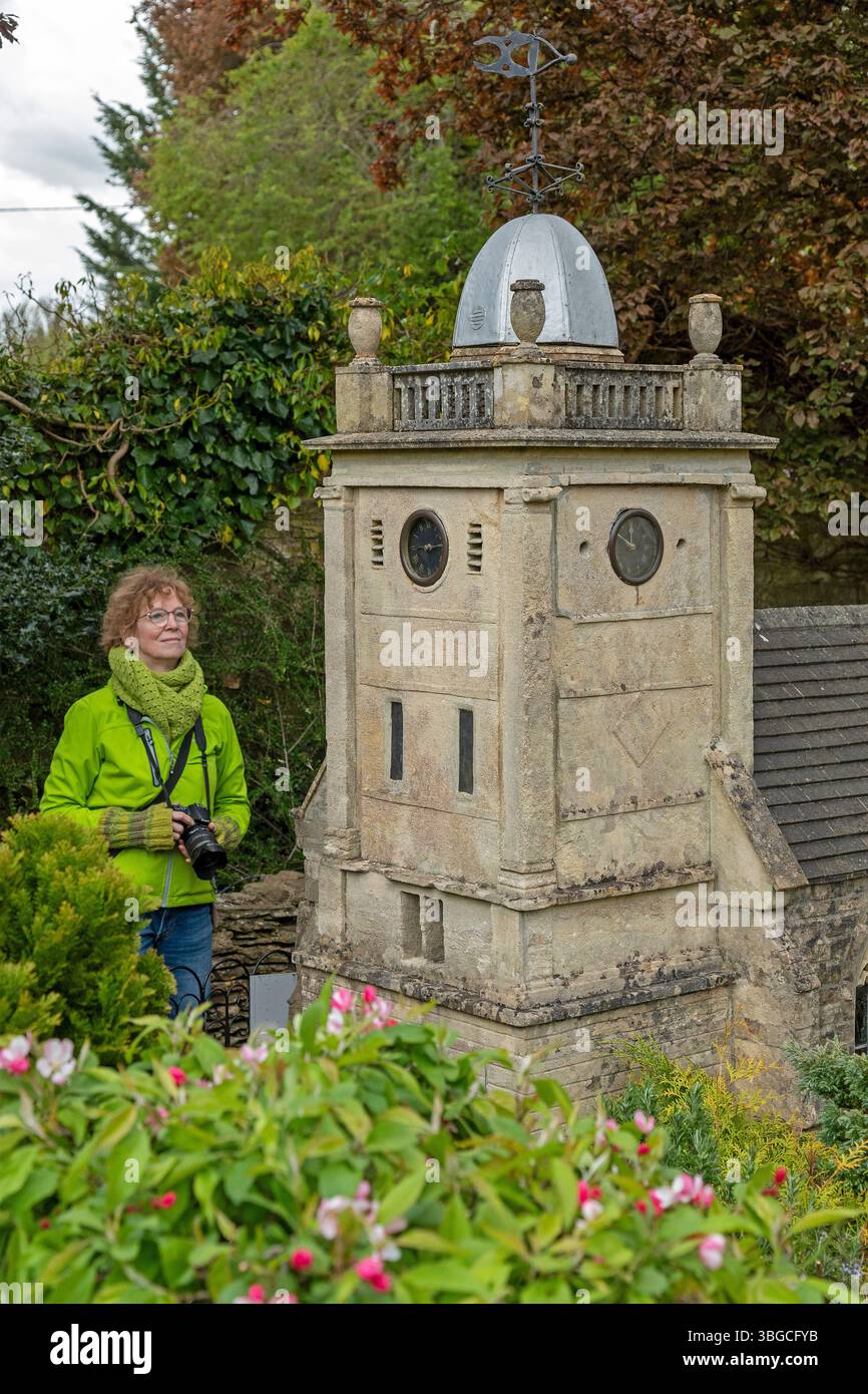 Visiteur regardant la tour de l'église, village modèle, Bourton-on-the-Water, les Cotswolds, Gloucestershire, Angleterre, Grande-Bretagne Banque D'Images