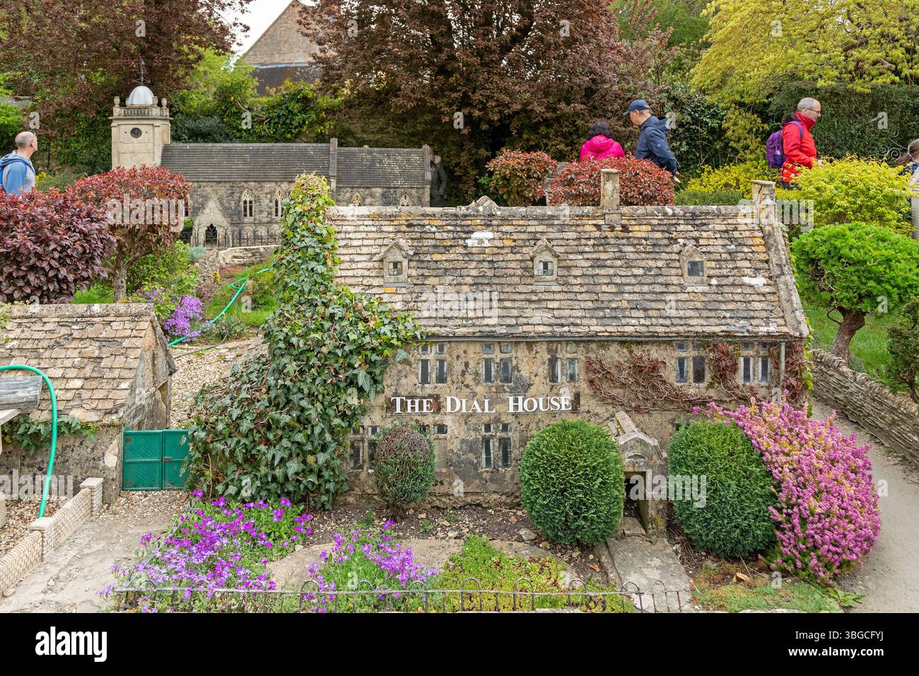 Bâtiments, église, la maison de numérotation, les gens, Village modèle, Bourton-on-the-Water, Cotswolds, Gloucestershire, Angleterre, Grande-Bretagne Banque D'Images
