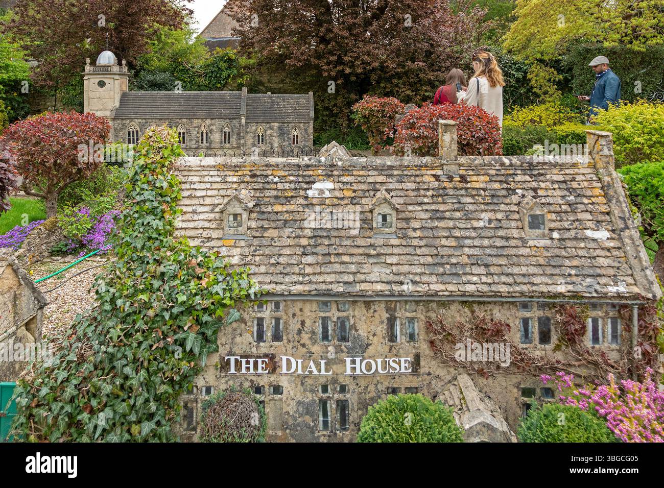Bâtiments, église, la maison de numérotation, les gens, Village modèle, Bourton-on-the-Water, Cotswolds, Gloucestershire, Angleterre, Grande-Bretagne Banque D'Images