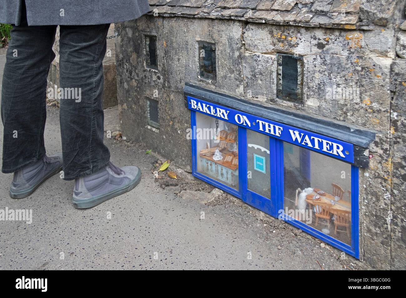 Bâtiment, maison, jambes, visiteur, boulangerie sur l'eau, Village modèle, Bourton-sur-l'eau, les Cotswolds, Gloucestershire, Angleterre, Grande-Bretagne Banque D'Images