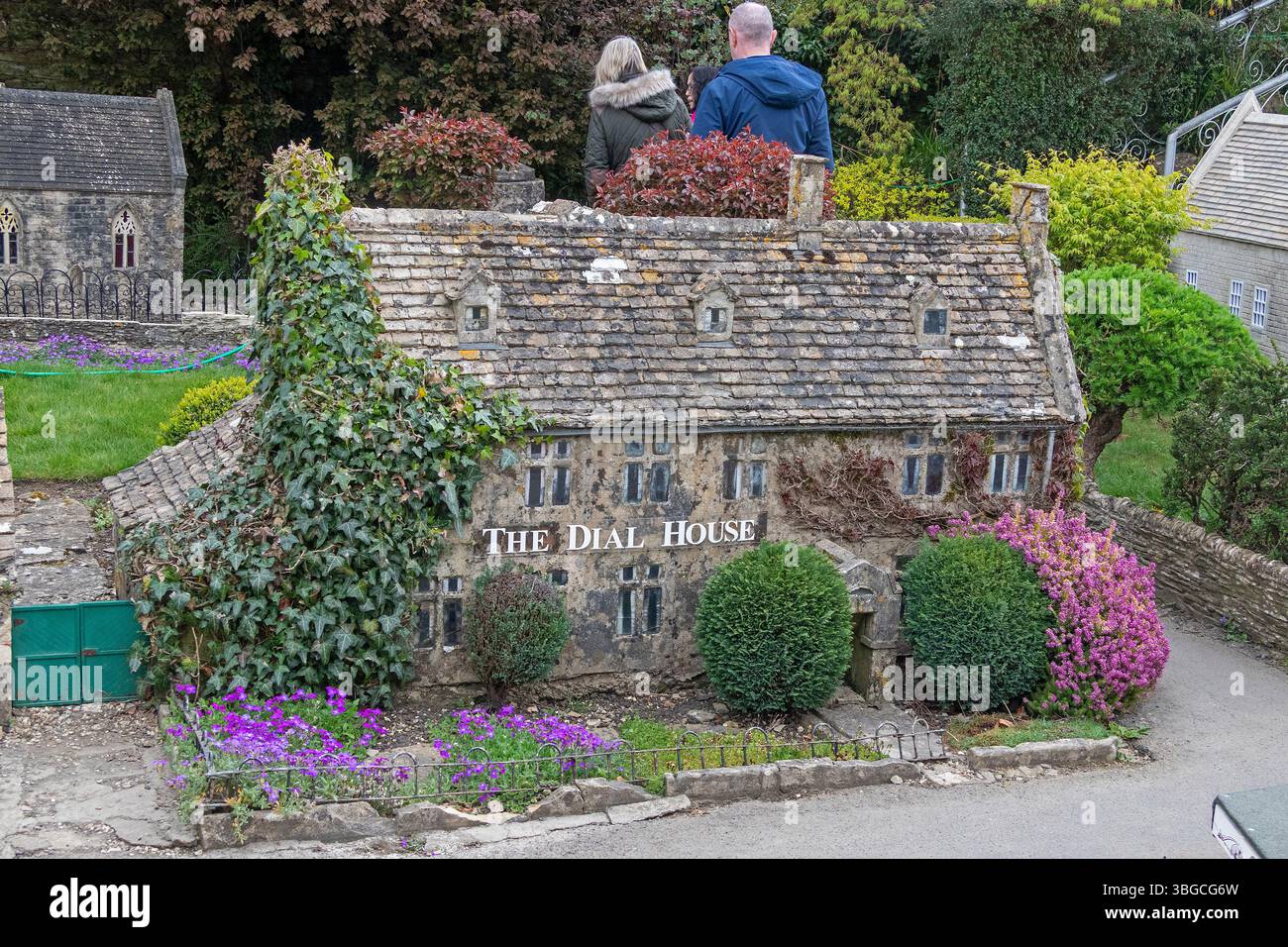 Bâtiments, The Dial House, People, Model Village, Bourton-on-the-Water, Cotswolds, Gloucestershire, Angleterre, Grande-Bretagne Banque D'Images
