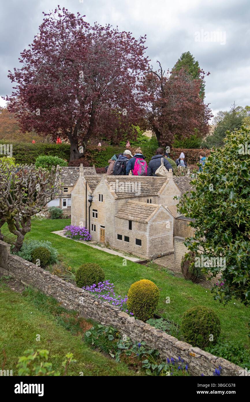 Bâtiments, gens, village modèle, Bourton-on-the-Water, les Cotswolds, Gloucestershire, Angleterre, Grande-Bretagne Banque D'Images