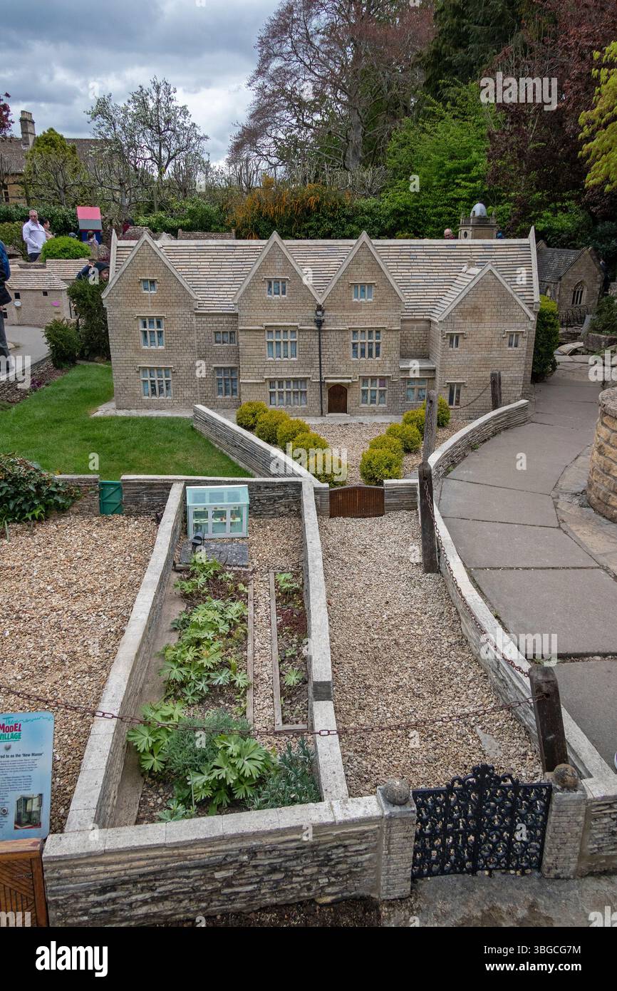 Bâtiments, gens, village modèle, Bourton-on-the-Water, les Cotswolds, Gloucestershire, Angleterre, Grande-Bretagne Banque D'Images