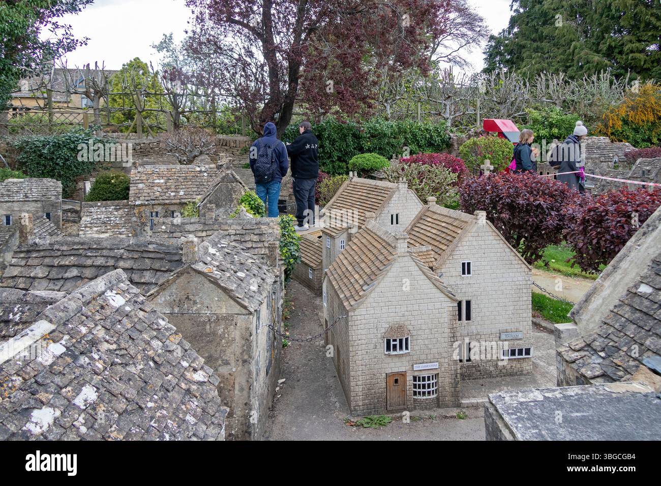 Bâtiments, gens, village modèle, Bourton-on-the-Water, les Cotswolds, Gloucestershire, Angleterre, Grande-Bretagne Banque D'Images