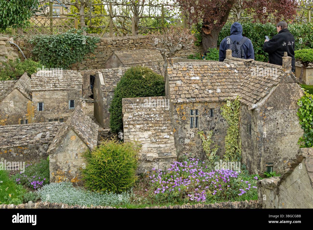 Bâtiments, gens, village modèle, Bourton-on-the-Water, les Cotswolds, Gloucestershire, Angleterre, Grande-Bretagne Banque D'Images