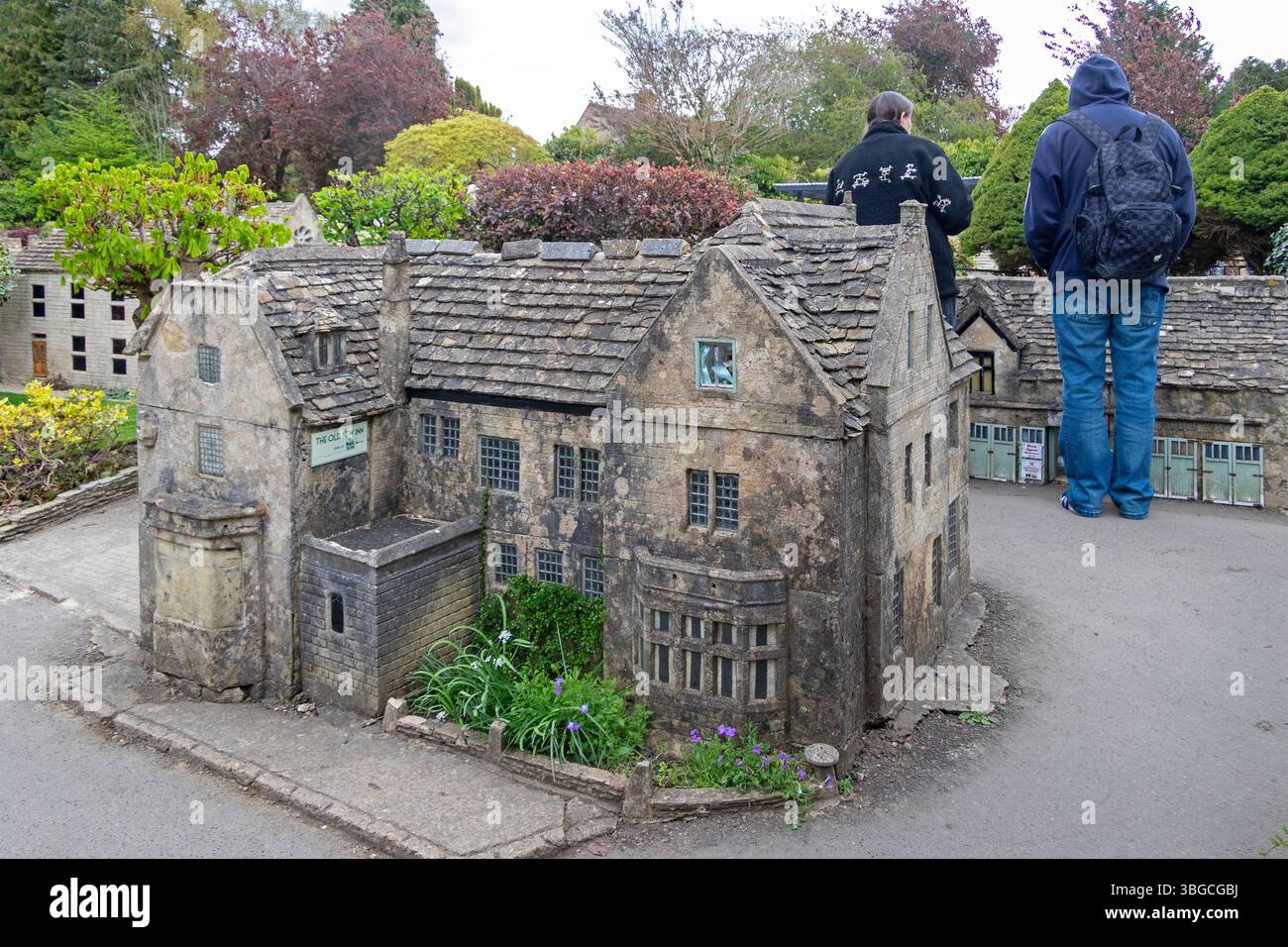 Bâtiments, gens, village modèle, Bourton-on-the-Water, les Cotswolds, Gloucestershire, Angleterre, Grande-Bretagne Banque D'Images