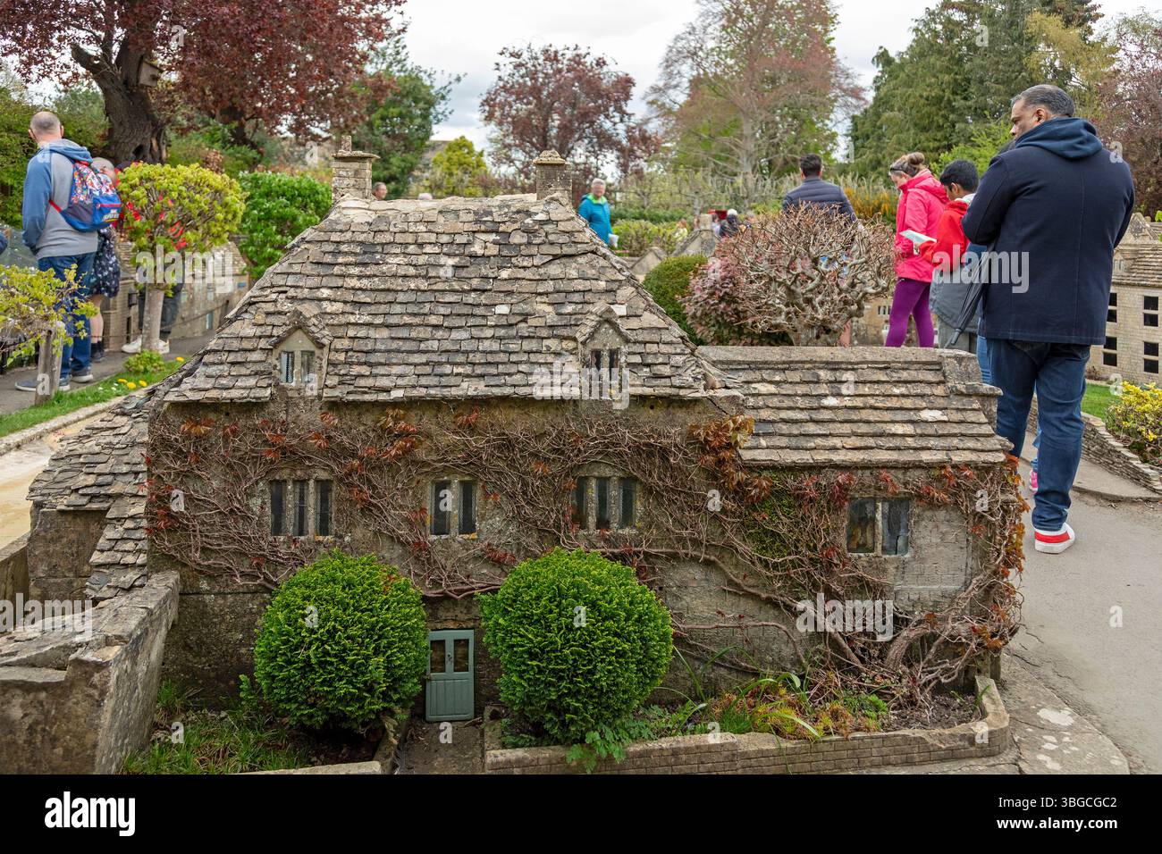 Bâtiments, gens, village modèle, Bourton-on-the-Water, les Cotswolds, Gloucestershire, Angleterre, Grande-Bretagne Banque D'Images
