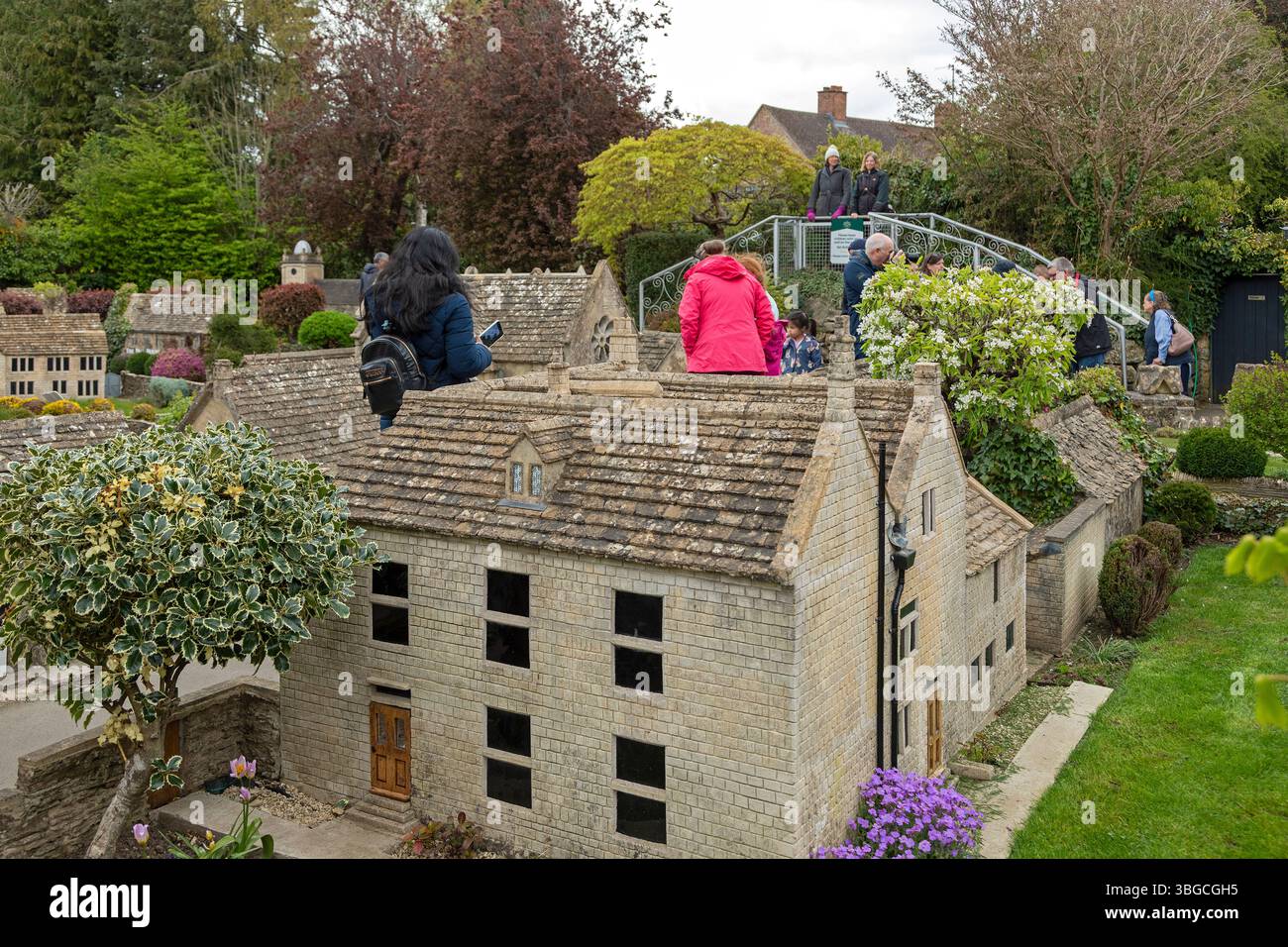 Bâtiments, gens, village modèle, Bourton-on-the-Water, les Cotswolds, Gloucestershire, Angleterre, Grande-Bretagne Banque D'Images