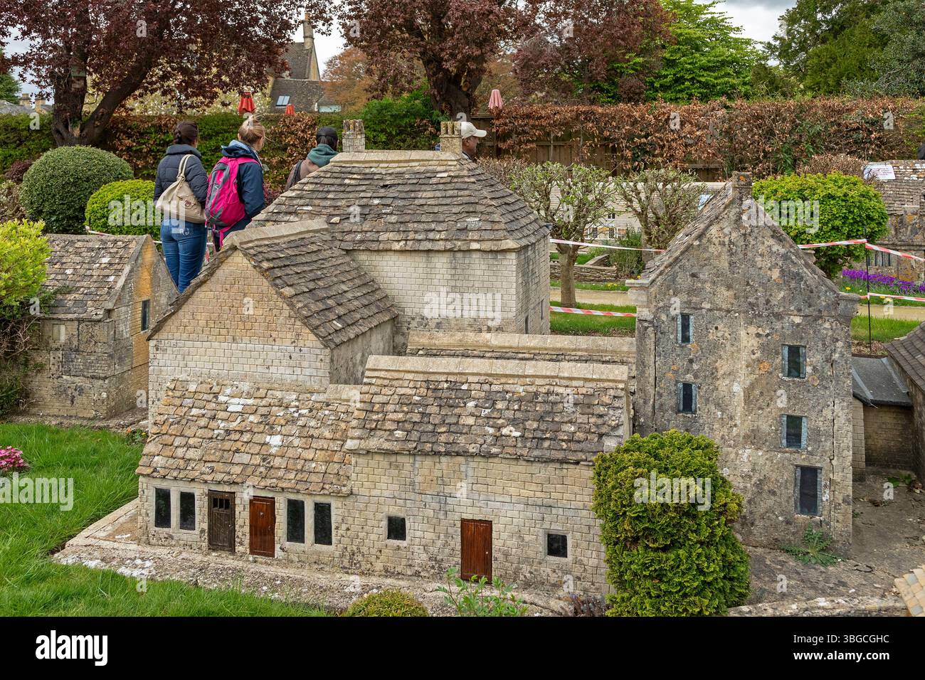 Bâtiments, gens, village modèle, Bourton-on-the-Water, les Cotswolds, Gloucestershire, Angleterre, Grande-Bretagne Banque D'Images