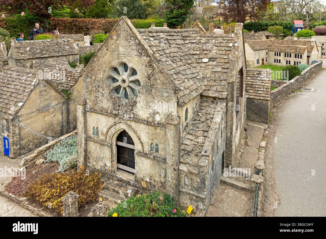 Bâtiments, gens, village modèle, Bourton-on-the-Water, les Cotswolds, Gloucestershire, Angleterre, Grande-Bretagne Banque D'Images