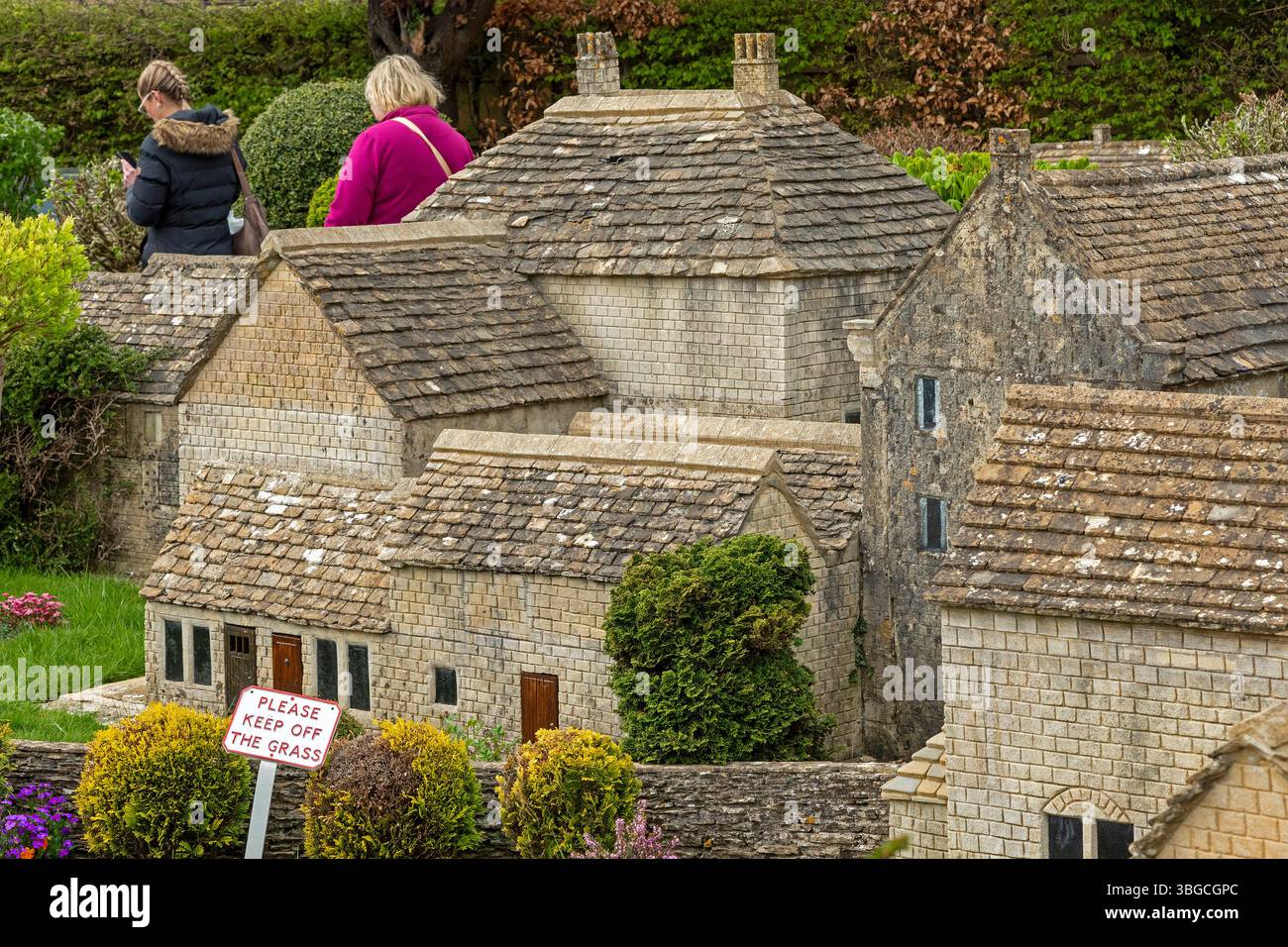 Bâtiments, gens, village modèle, Bourton-on-the-Water, les Cotswolds, Gloucestershire, Angleterre, Grande-Bretagne Banque D'Images