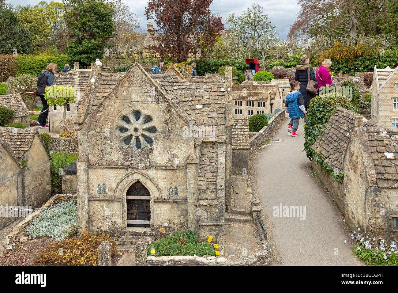 Bâtiments, gens, village modèle, Bourton-on-the-Water, les Cotswolds, Gloucestershire, Angleterre, Grande-Bretagne Banque D'Images