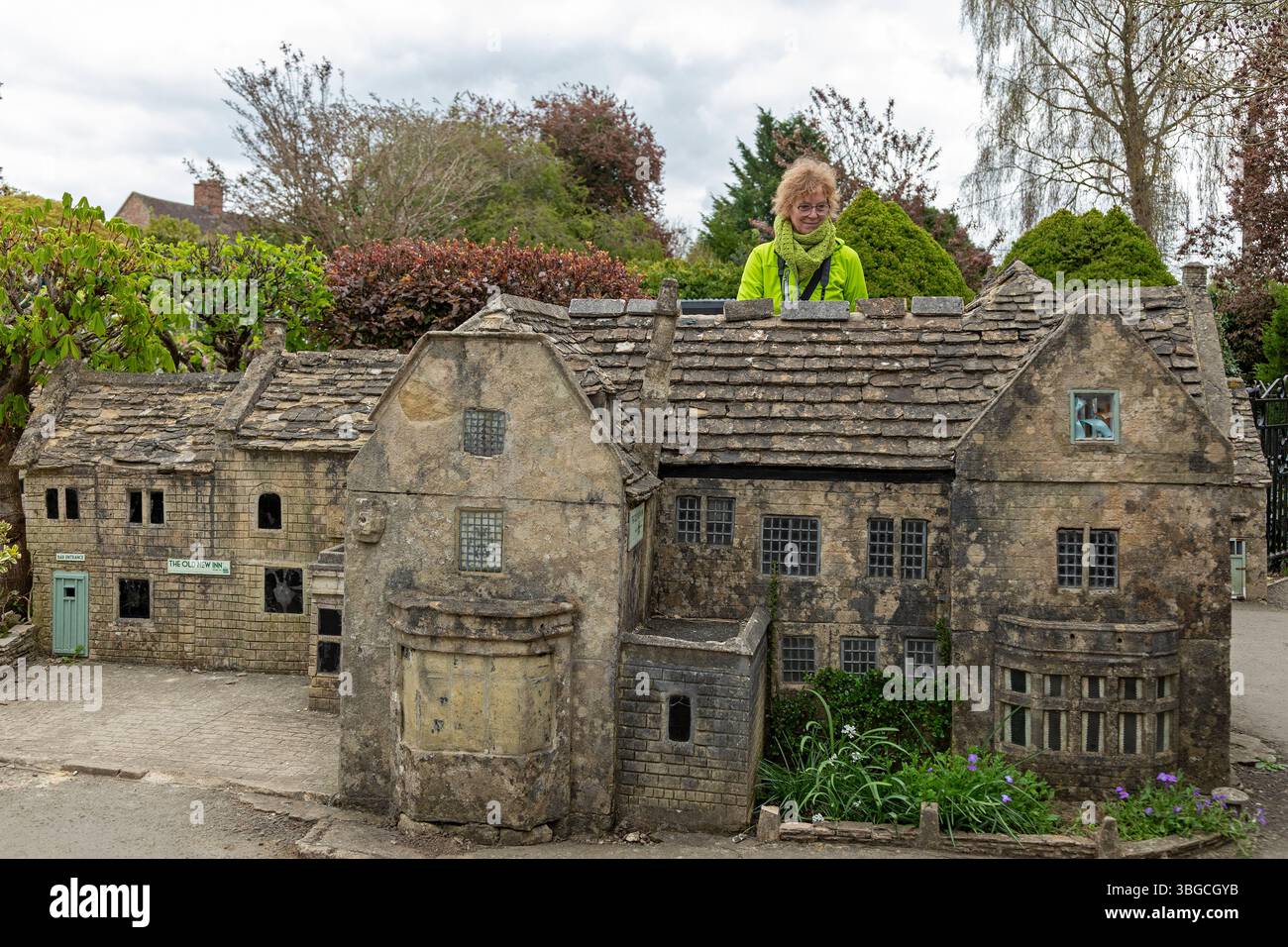 Visiteur regardant les bâtiments, village modèle, Bourton-on-the-Water, les Cotswolds, Gloucestershire, Angleterre, Grande-Bretagne Banque D'Images