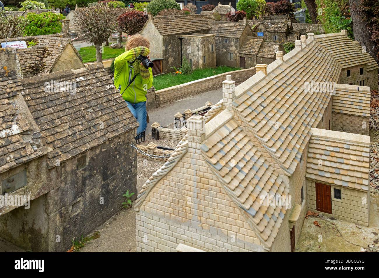 Visiteur prenant des photos, village modèle, Bourton-on-the-Water, Cotswolds, Gloucestershire, Angleterre, Grande-Bretagne Banque D'Images