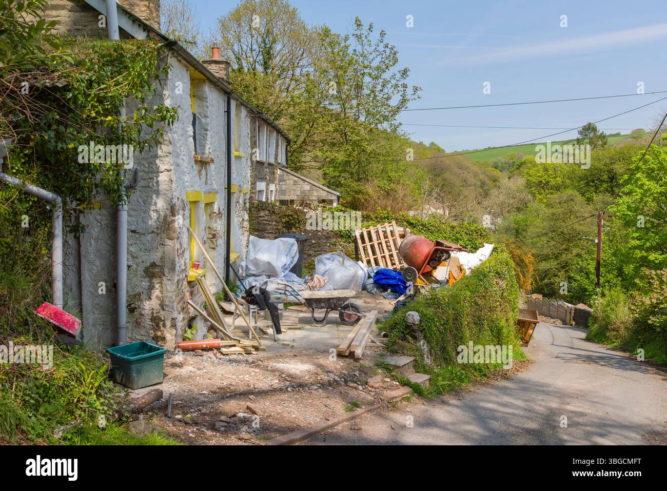 Un chalet en cours de rénovation dans le village de Barbrook près de Lynmouth, North Devon, Angleterre. Banque D'Images