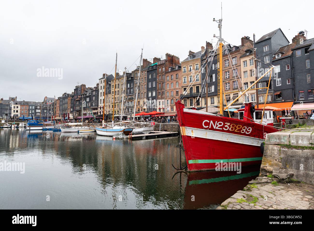 Le Vieux Port de Honfleur, célèbre port de la ville normande de Honfleur. Banque D'Images