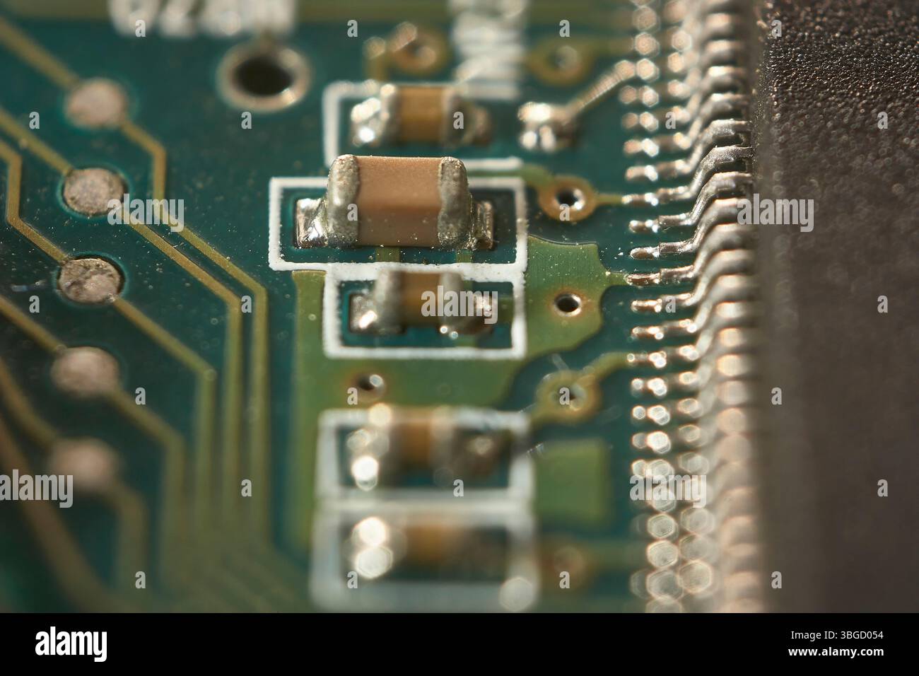 Macro-photographie en gros plan mettant en évidence les composants électroniques soudés sur une carte de circuit imprimé, mettant en valeur la technologie et la complexité Banque D'Images