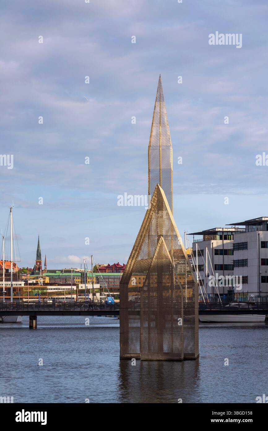 Temple flottant du doute et de l'espoir, sculpture en métal d'église par Kent Karlsson dans l'ancien chantier naval Lindholmen le 10 mai 2025 à Gothenburg, Suède. Banque D'Images
