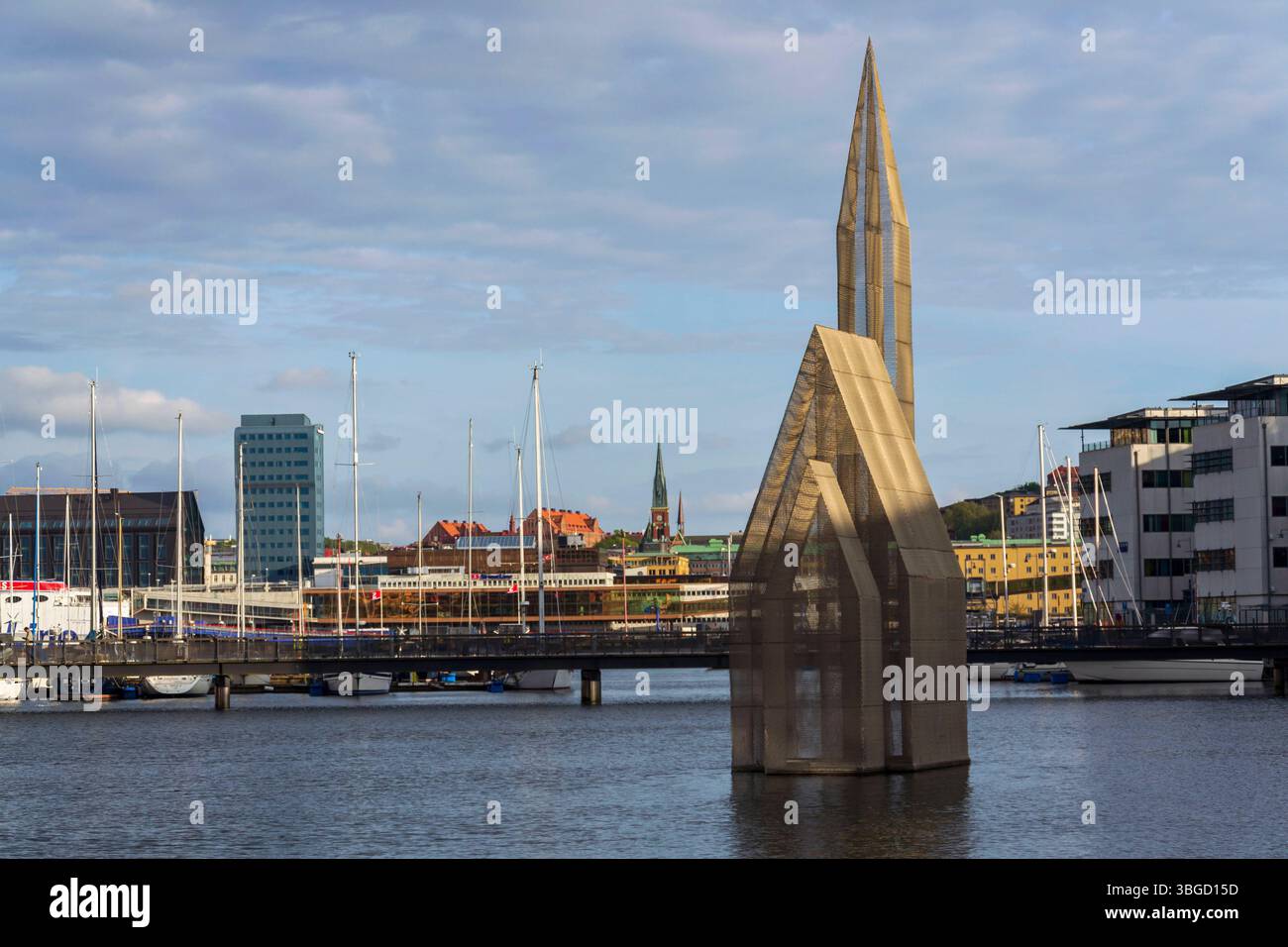 Temple flottant du doute et de l'espoir, sculpture en métal d'église par Kent Karlsson dans l'ancien chantier naval Lindholmen le 10 mai 2025 à Gothenburg, Suède. Banque D'Images