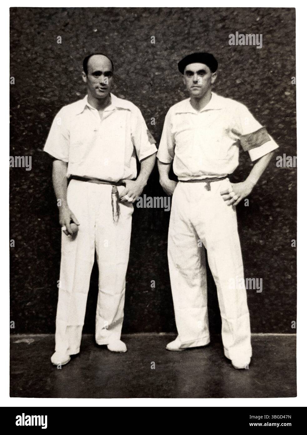 Marcelino Juaristi Mendizábal (1906-1989), conocido como Atano IV, y su hermano maire Mariano Juaristi Mendizábal (1904-2001), conocido como Atano III, pareja de pelotaris vascos. Diciembre de 1941. Banque D'Images