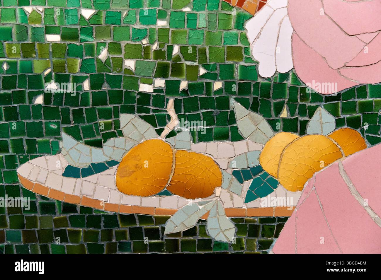 Mosaïques décoratives de Casa Lleó Morera, Barcelone, (gros plan), 1905-1906, mosaïque en céramique, Gaspar Homar (1870-1955), Josep Pey (Dibuix del plafó) (1875-1956), Antoni Serra (cap i Mans de porcellana) (1869-1932), Joan Carreras (Models en guix) (1860- ?), Museu Nacional D'Art de Catalunya, Barcelone, Espagne. Banque D'Images